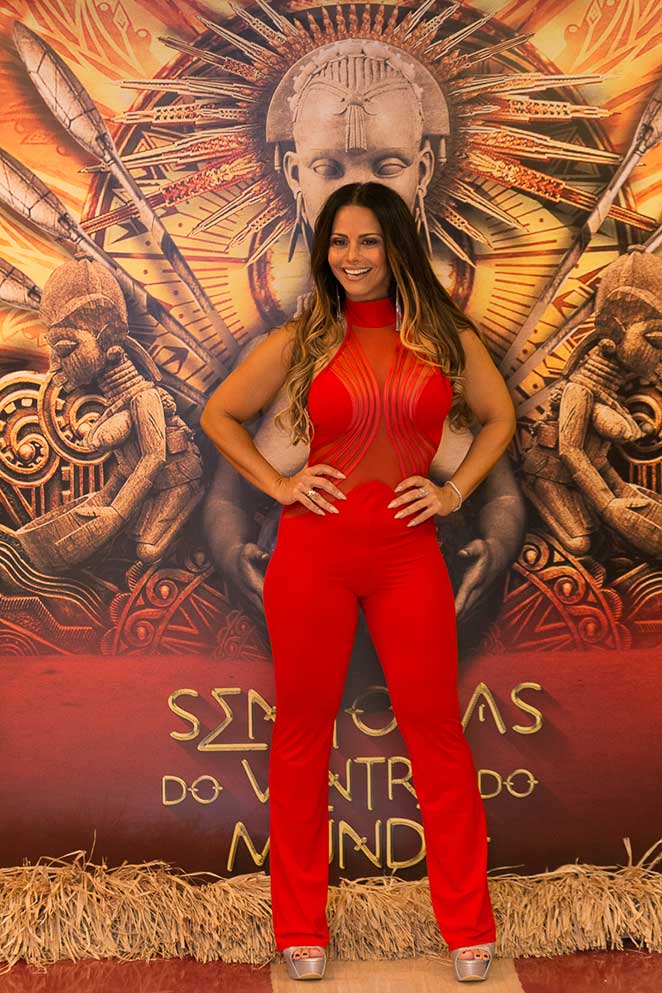 De vermelho, Viviane Araújo brilha em ensaio do Salgueiro