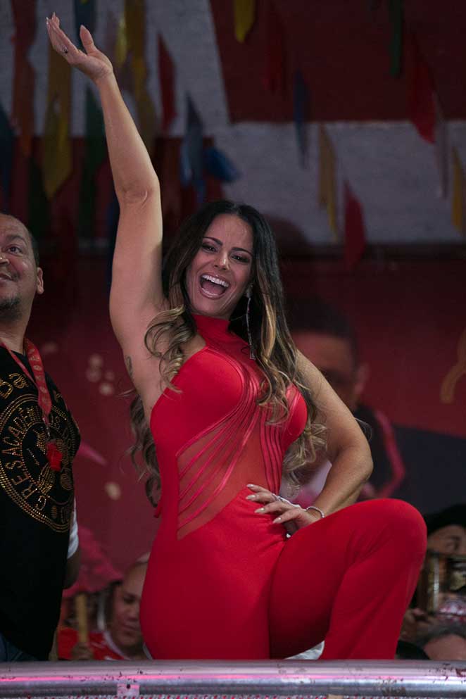 De vermelho, Viviane Araújo brilha em ensaio do Salgueiro