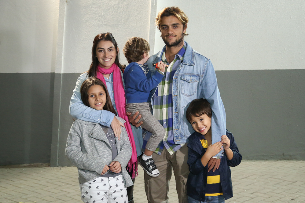Felipe Simas e Mariana Uhlmann com o filho, Joaquim