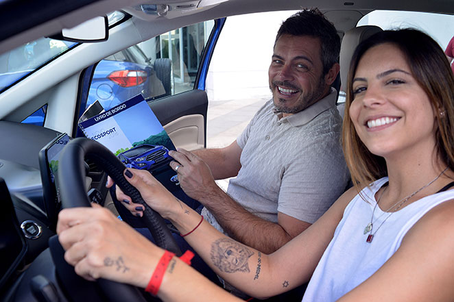 Cléo Pires e Luigi Baricelli fazem teste drive em Recife