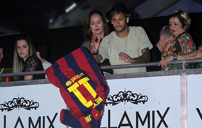 Com a mãe, Neymar curte Villa Mix Festival, em Goiânia