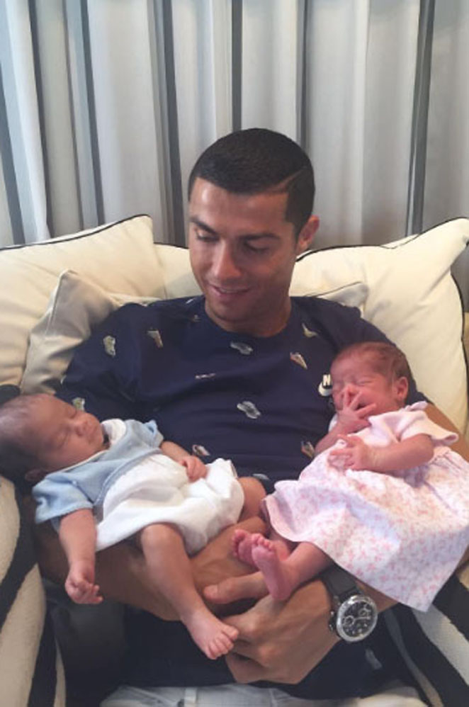 Cristiano Ronaldo já é pai de Cristiano Jr e em junho deste ano, foi premiado com os gêmeos Mateos e Eva que, segundo a imprensa internacional, são frutos de uma barriga de aluguel. A namorada do jogador, Georgina, também está grávida e especula-se que será uma menina