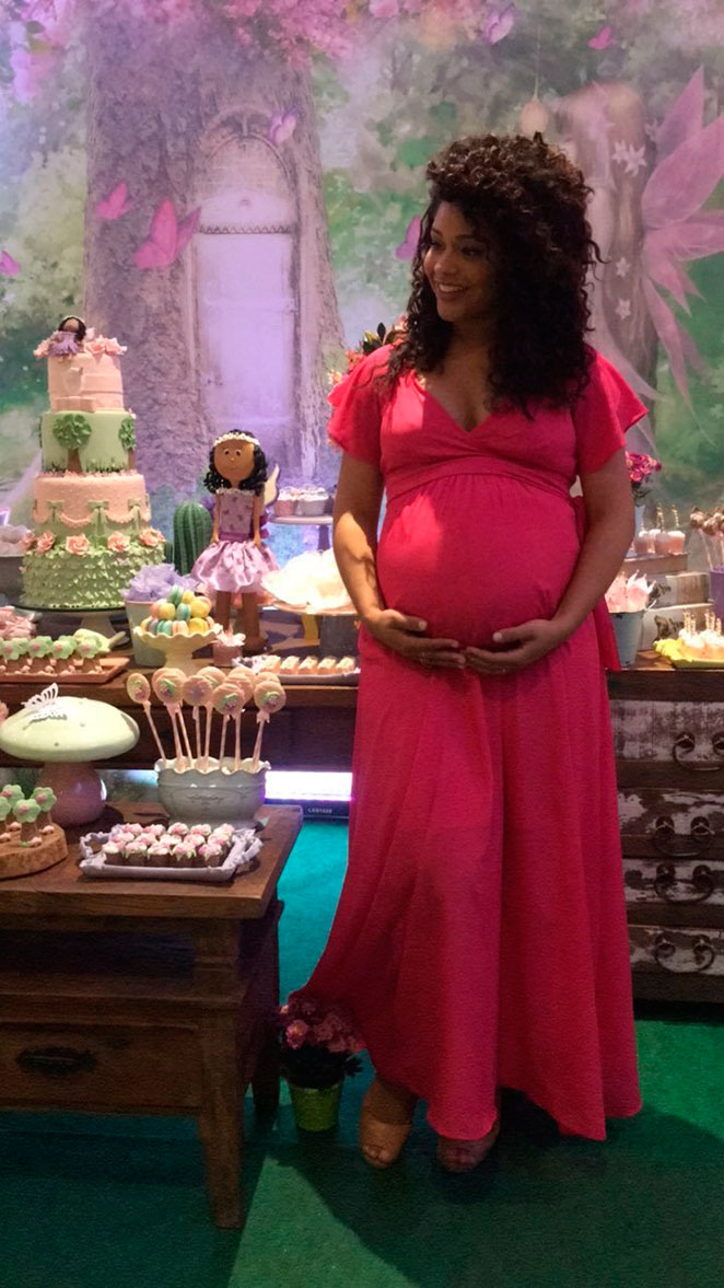 Na reta final da gravidez, Juliana Alves faz chá de bebê