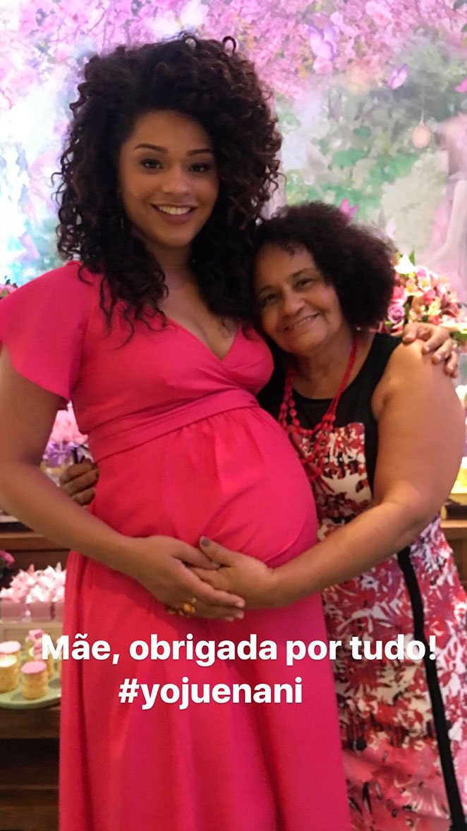 Na reta final da gravidez, Juliana Alves faz chá de bebê