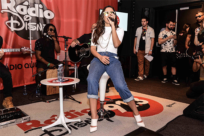 Toda fashion, Anitta grava acústico para a Rádio Disney