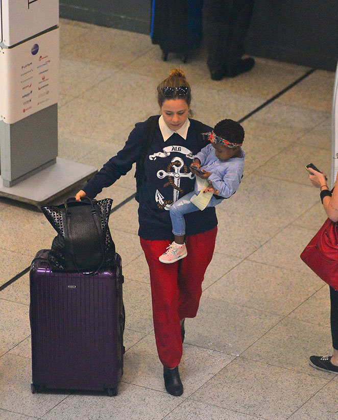 Leandra Leal se diverte com a filha no aeroporto
