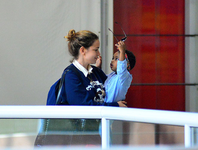 Leandra Leal se diverte com a filha no aeroporto