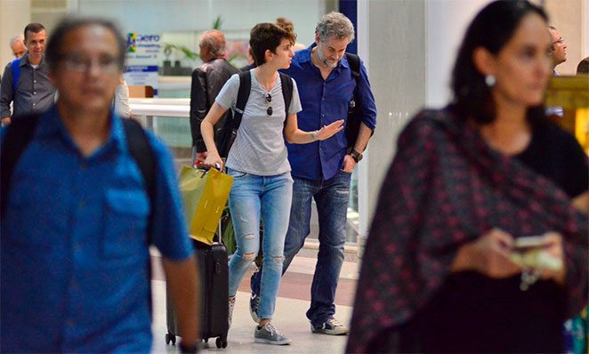 Carol Duarte e Dan Stulbach conversam em aeroporto do Rio