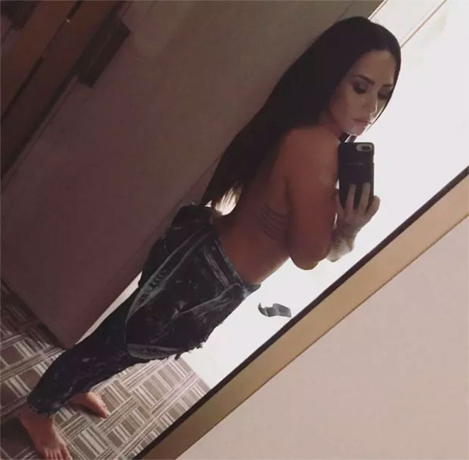 Demi Lovato sensualiza de topless e posta na web