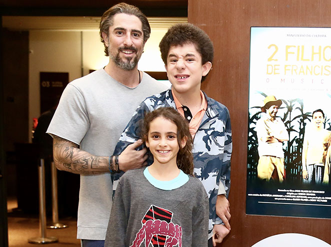 Marcos Mion leva a família ao teatro