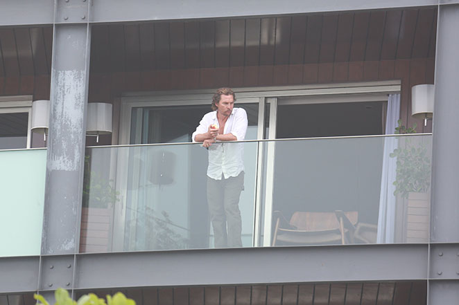 Matthew McConaughey é clicado em sacada de hotel, no Rio