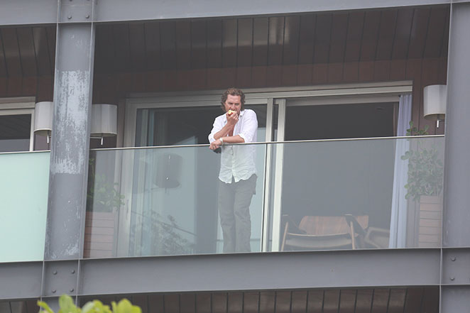 Matthew McConaughey é clicado em sacada de hotel, no Rio