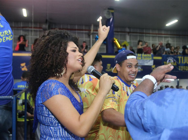 Juliana Alves cai no samba da Unidos da Tijuca