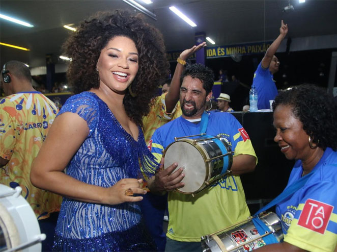 Juliana Alves cai no samba da Unidos da Tijuca