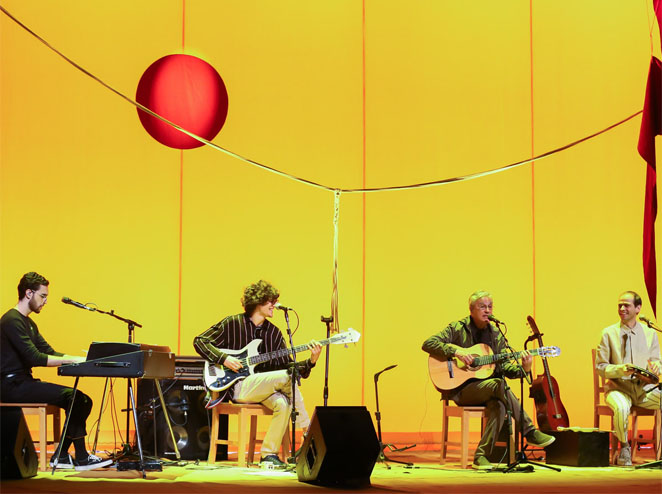 Caetano Veloso canta com os filhos em show, em São Paulo