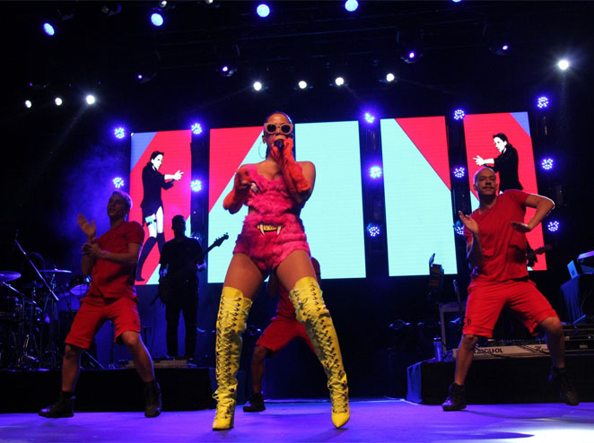 Anitta capricha no decote em Show das Poderosinhas, no Rio de Janeiro