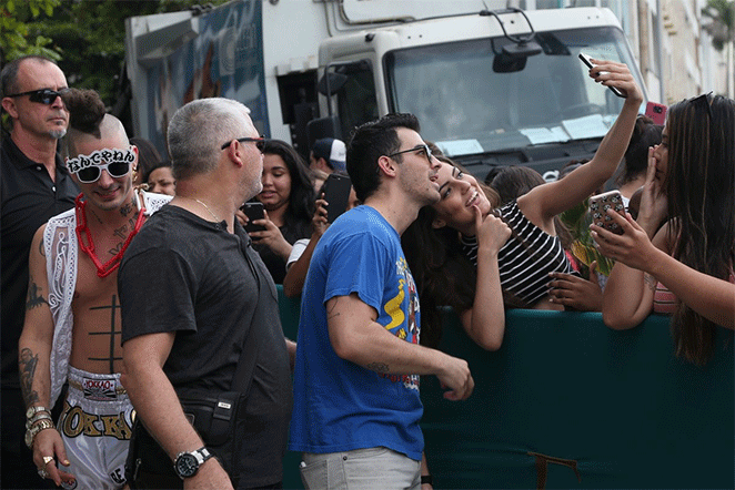 Joe Jonas distribui sorrisos ao atender fãs no Rio 