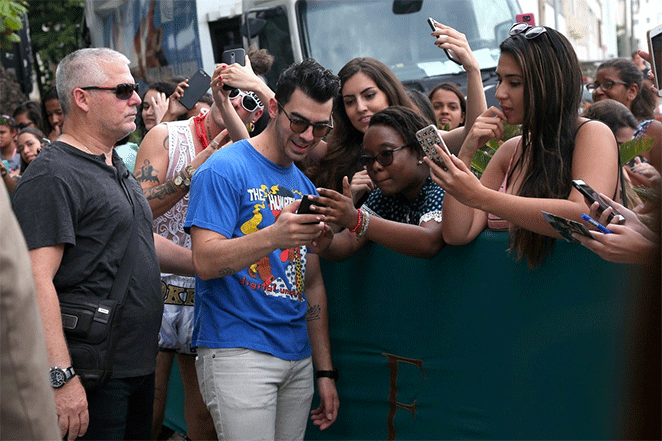 Joe Jonas distribui sorrisos ao atender fãs no Rio 
