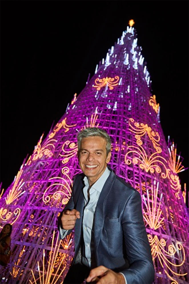 Otaviano Costa inaugura um enorme árvore de Natal no RJ