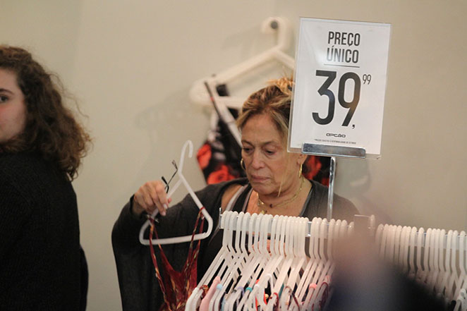 Susana Vieira aproveita liquidação em dia de compras