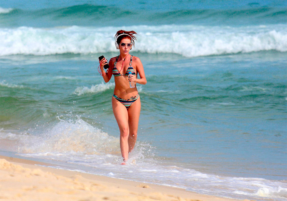 Luiza Possi exibe corpão na praia