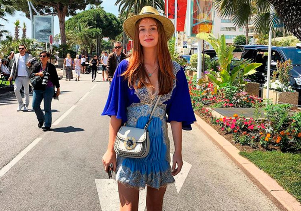 Enquanto esteve em Cannes, Marina Ruy Barbosa se rendeu ao look turista, mas, mesmo assim, não deixou o glamour de fora