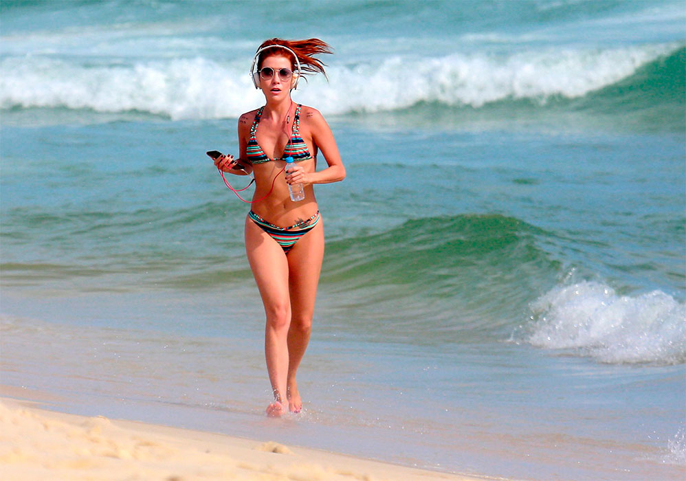 Luiza Possi exibe corpão na praia