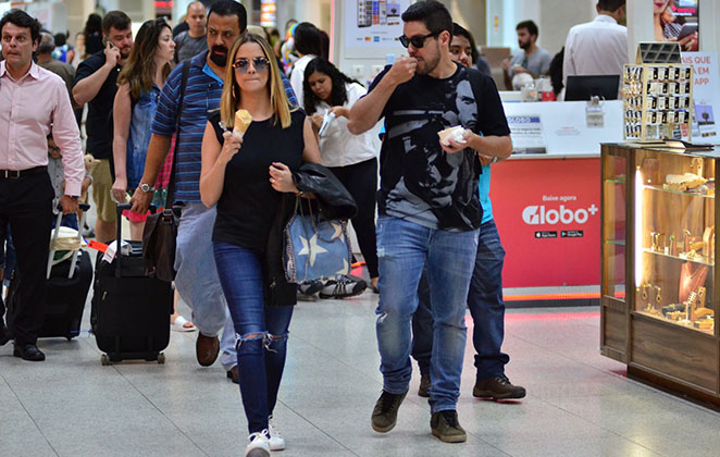Maria Cecília e Rodolfo embarcam em aeroporto 