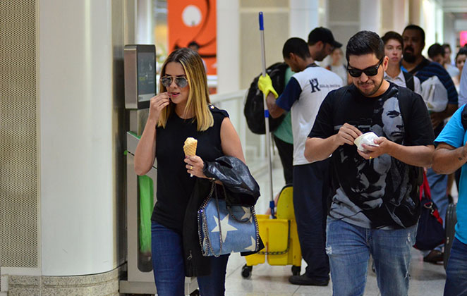 Maria Cecília e Rodolfo embarcam em aeroporto 