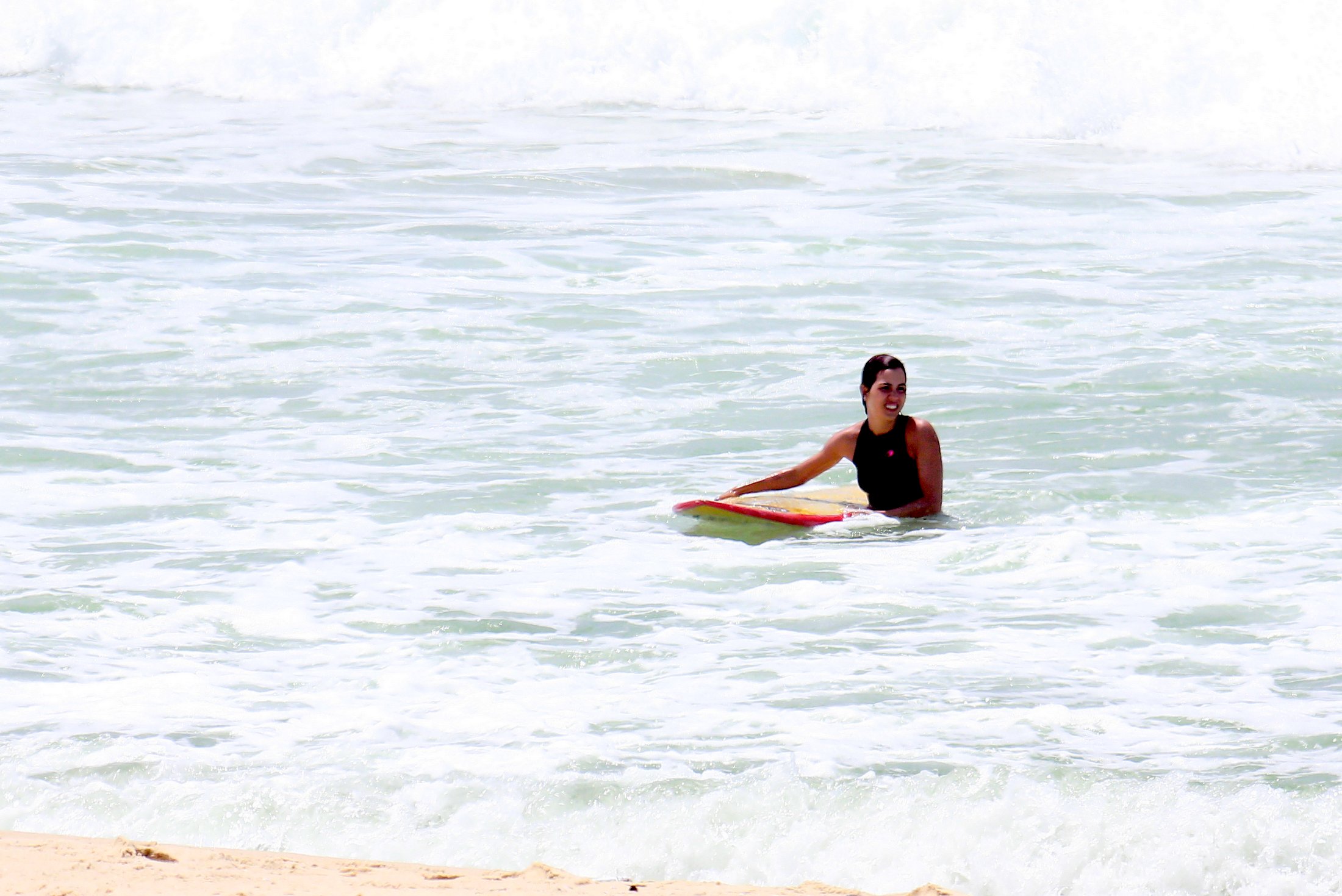 Pérola Faria exibe boa forma ao curtir dia de praia no Rio