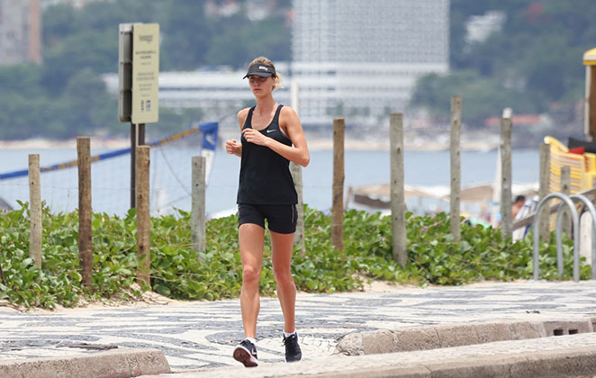 Renata Kuerten corre na orla de Ipanema
