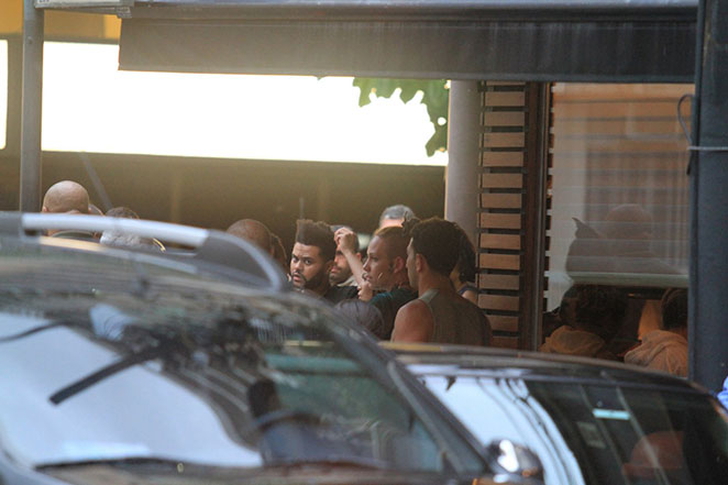 The Weeknd deixa restaurante com várias mulheres no Rio