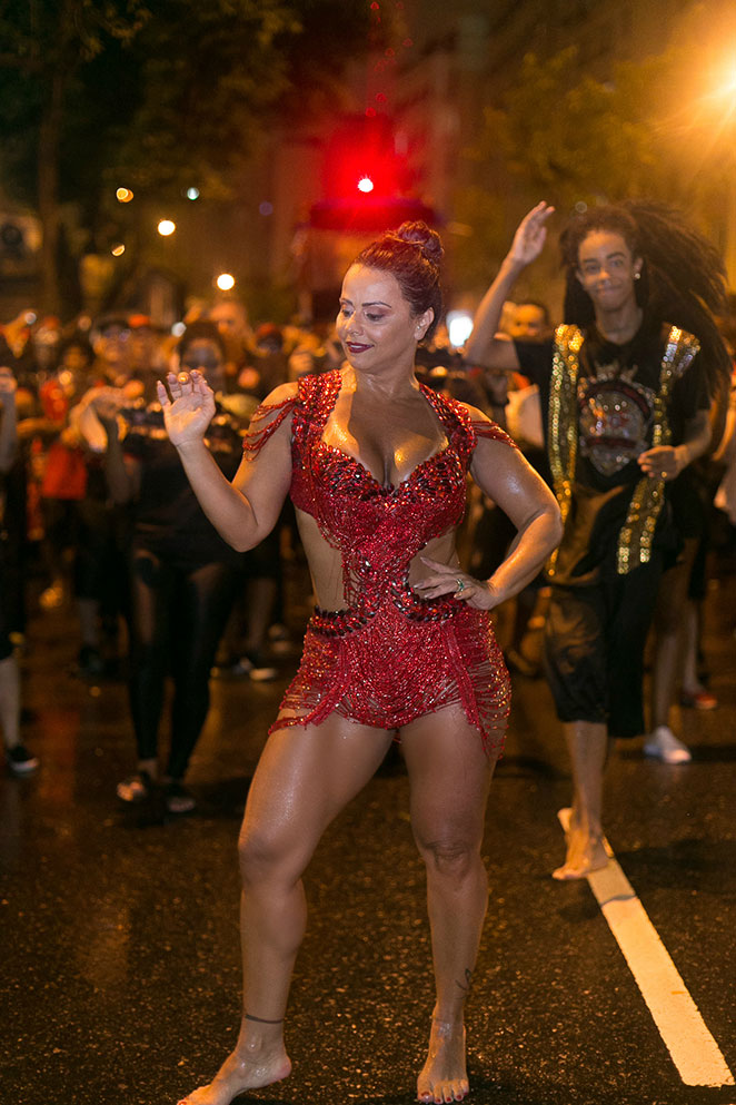 Mesmo sob chuva, Vivi Araújo brilha em ensaio de rua