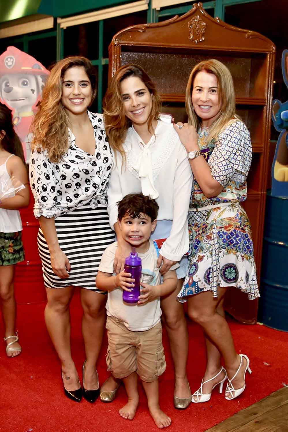 Zilu com as filhas, Camila e Wanessa Camargo, e um dos netos, filho da cantora