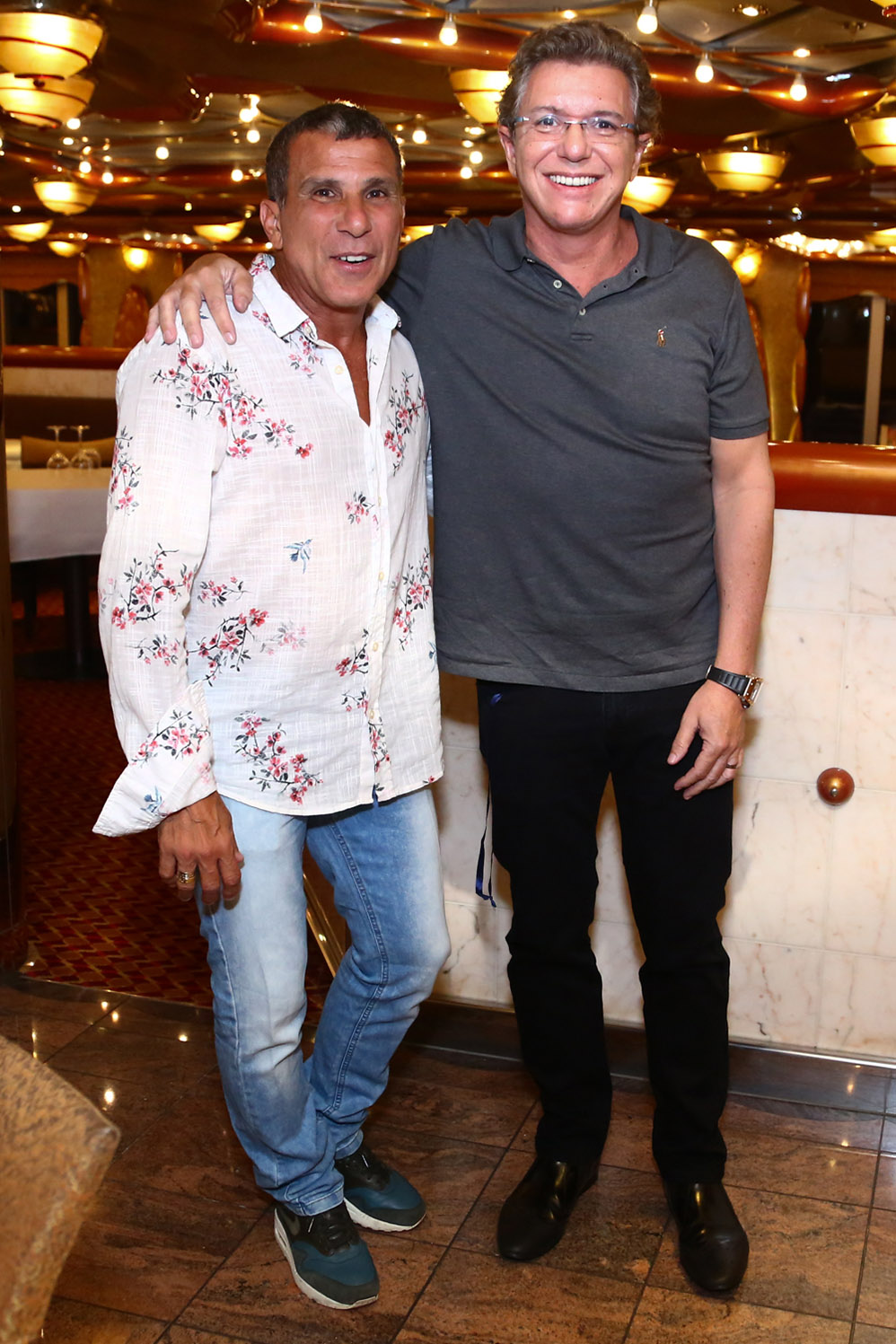 Roberto Carlos reúne famosos em jantar de gala