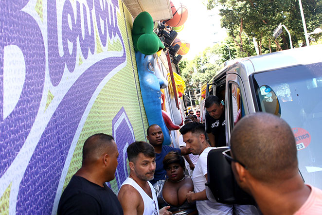 Jojo Todynho aparece escoltada por seguranças no Carnaval
