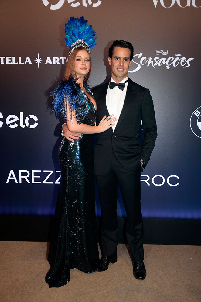 Marina Ruy Barbosa ganha beijo do marido no Baile da Vogue