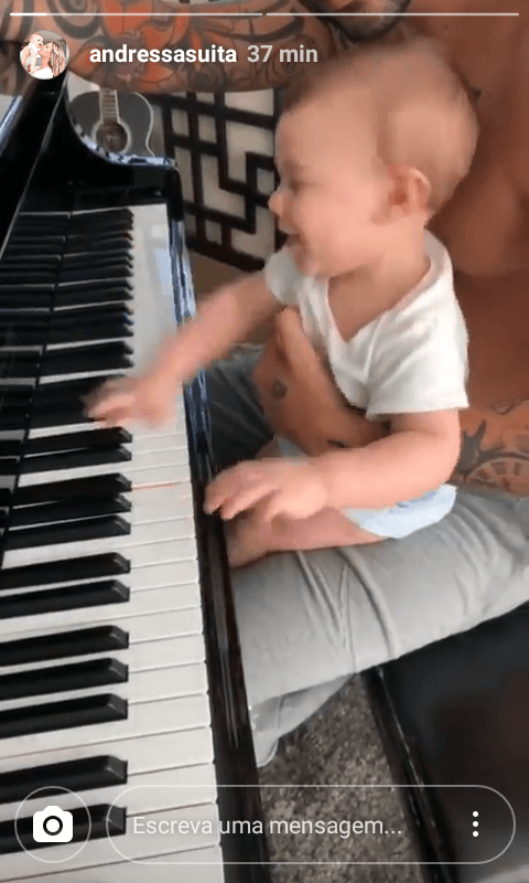 Filho de Gusttavo Lima dá show de fofura no piano