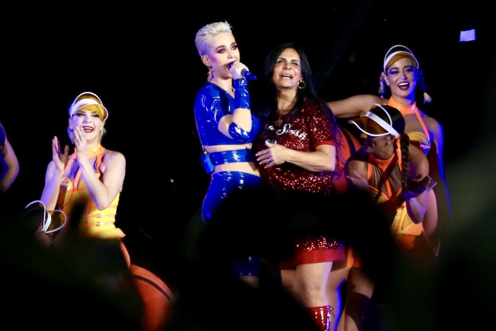 Gretchen é ovacionada em show da Katy Perry com estádio lotado