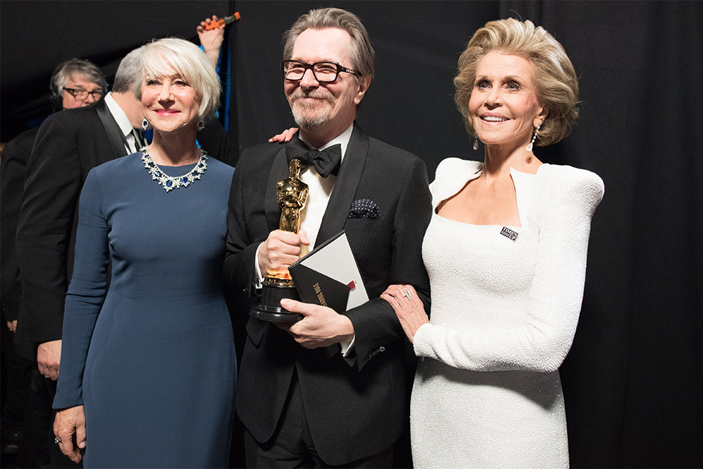Gary Oldman, o melhor ator, ao lado de Helen Mirren e Jane Fonda