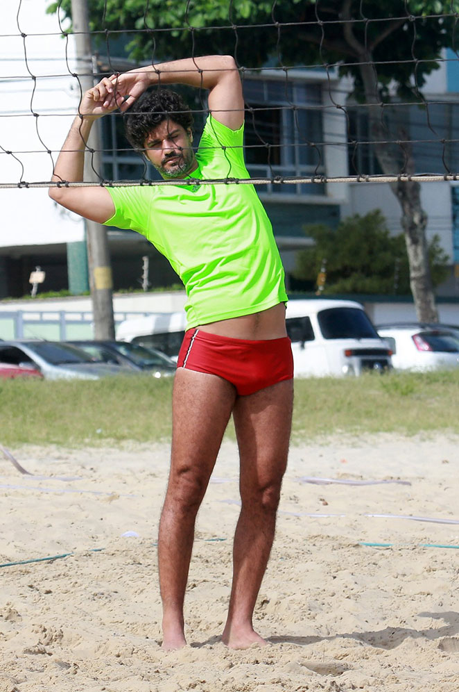 Bruno Cabrerizo esbanja charme na praia, no Rio de Janeiro