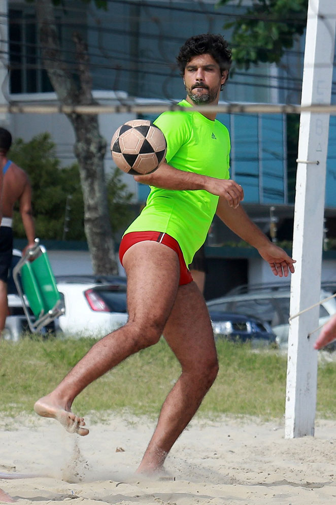 Bruno Cabrerizo esbanja charme na praia, no Rio de Janeiro