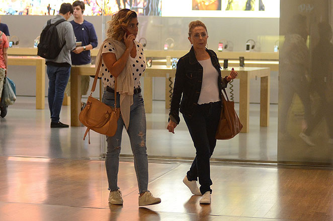 Giovanna Antonelli passeia em shopping com a mãe e o marido