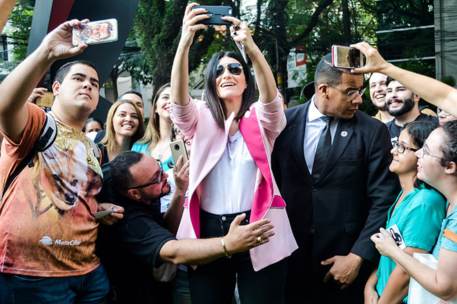 No Brasil, Laura Pausini atende fãs em porta de hotel