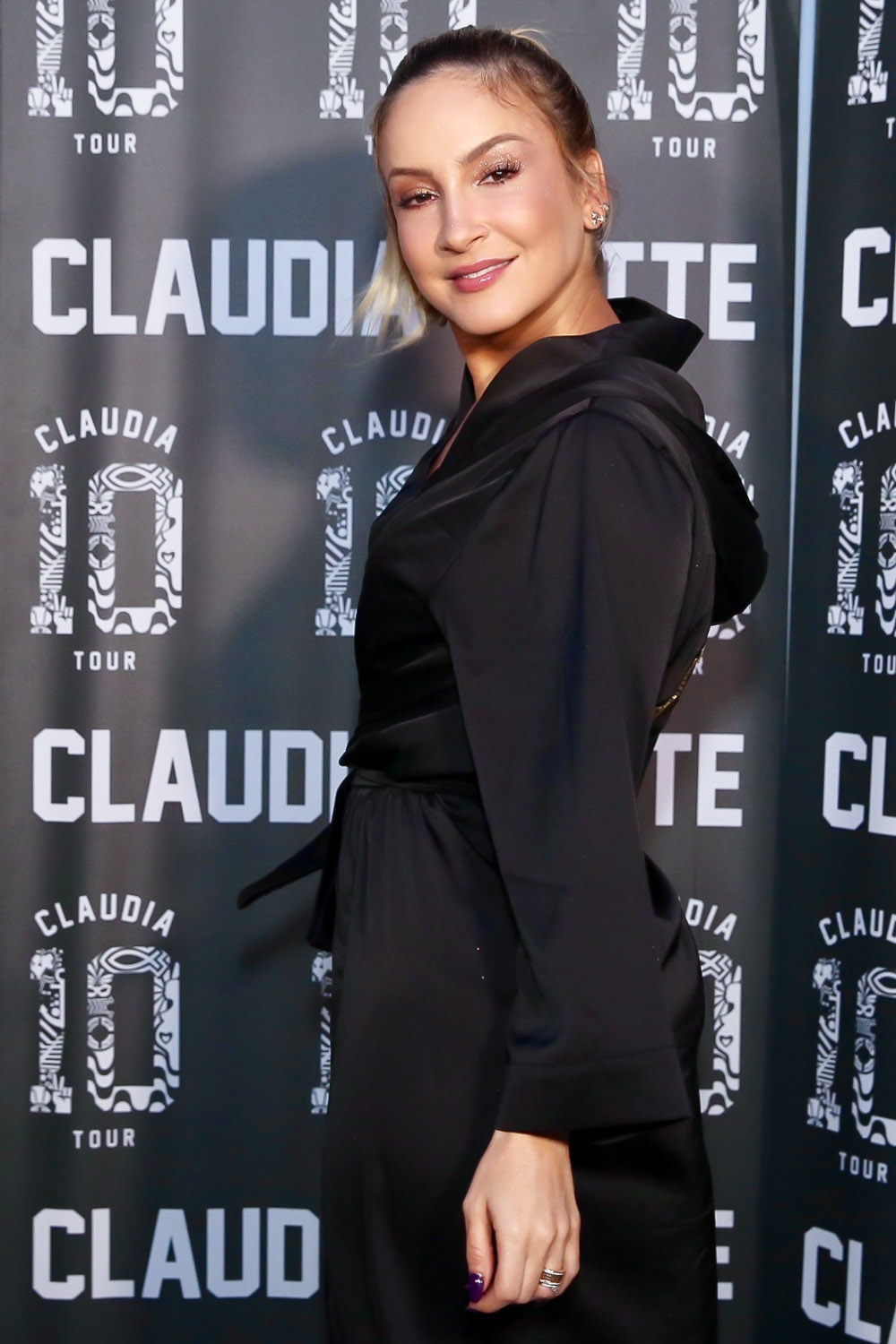 Claudia Leitte recebeu os fotógrafos em seu camarim antes do show
