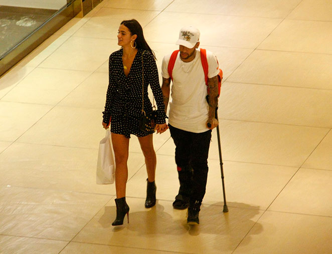 Bruna Marquezine e Neymar trocam carinhos em shopping