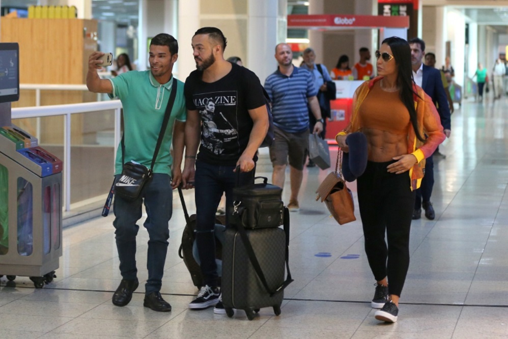 Gracyanne Barbosa e Belo são clicados em aeroporto