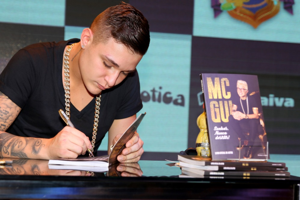 MC Gui faz tarde de autógrafos e recebe carinho de fãs em São Paulo