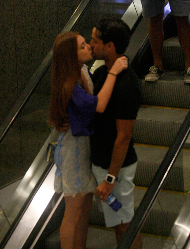 Marina Ruy Barbosa troca beijos com o marido em shopping