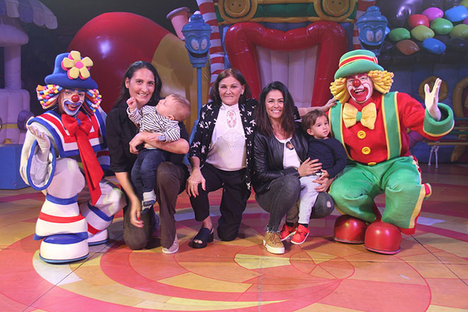 Suzana Alves e Rafa Brittes levam os filhos ao circo